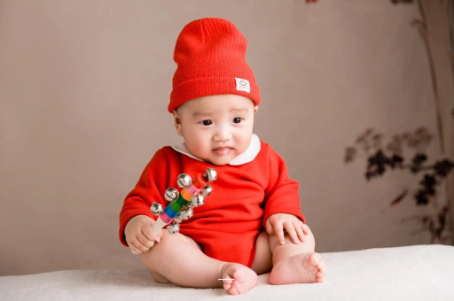 来宾六个月宝宝总是摇头